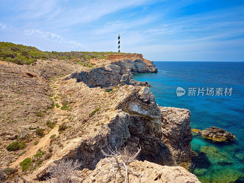 Faro de Portinatx, Far de sa Punta des Moscarter，灯塔和粗糙悬崖，伊比沙岛，西班牙